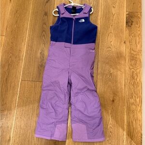 Kids North Face purple ski / snowboard bibs. Size 5 💜